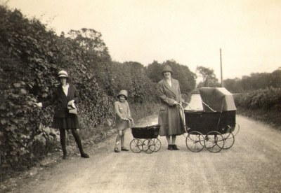 07. Traffic congestion near Wennington, c. 1922